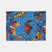 Motten auf blauer Hortensie Fleecedecke (Vorderseite (Horizontal))