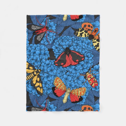 Motten auf blauer Hortensie Fleecedecke (Vorderseite)