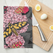 Motten auf rosa Hydrangea Geschirrtuch (Viertel Falte)