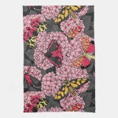 Motten auf rosa Hydrangea Geschirrtuch (Vertikal)