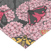 Motten auf rosa Hydrangea Kurzer Tischläufer (Ecke)