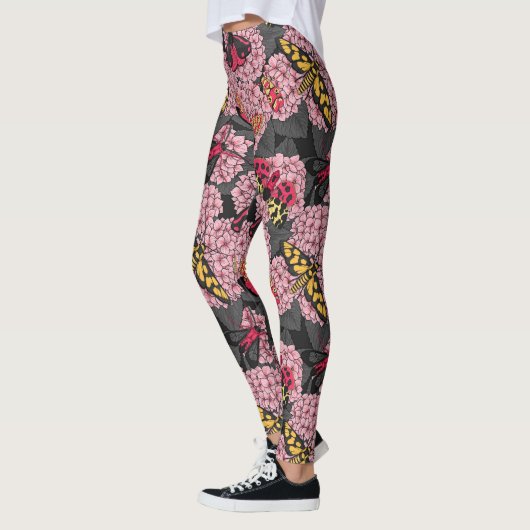 Motten auf rosa Hydrangea Leggings (Links)
