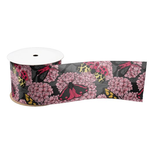Motten auf rosa Hydrangea Satinband (Spule)