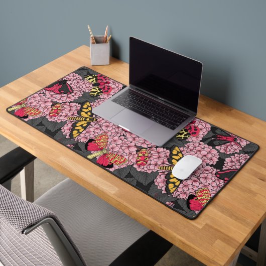Motten auf rosa Hydrangea Schreibtischunterlage (Büro 2)
