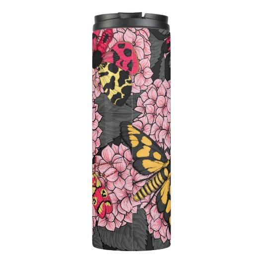 Motten auf rosa Hydrangea Thermosbecher (Rückseite)