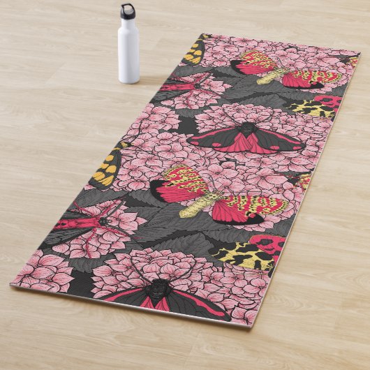Motten auf rosa Hydrangea Yogamatte (Beispiel)