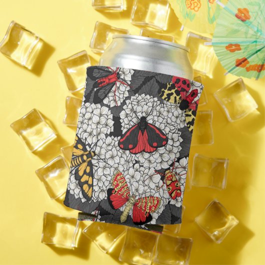 Motten auf weißem Hydrangea Dosenkühler (In Situ Sommer)