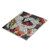 Motten auf weißem Hydrangea Fliese (Seite)