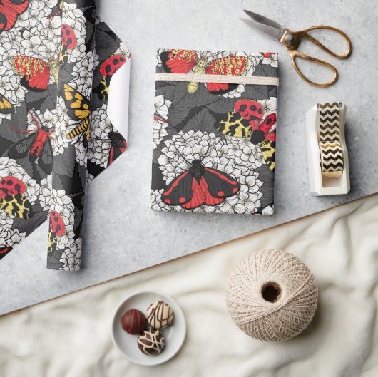 Motten auf weißem Hydrangea Geschenkpapier (Basteln)