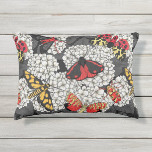 Motten auf weißem Hydrangea Kissen Für Draußen