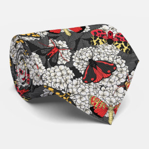 Motten auf weißem Hydrangea Krawatte