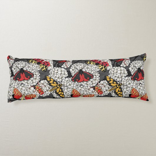 Motten auf weißem Hydrangea Seitenschläferkissen (Rückseite)