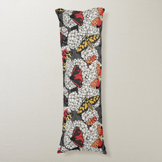 Motten auf weißem Hydrangea Seitenschläferkissen (Vorderseite Vertikal)