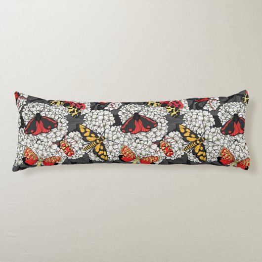 Motten auf weißem Hydrangea Seitenschläferkissen (Vorderseite)