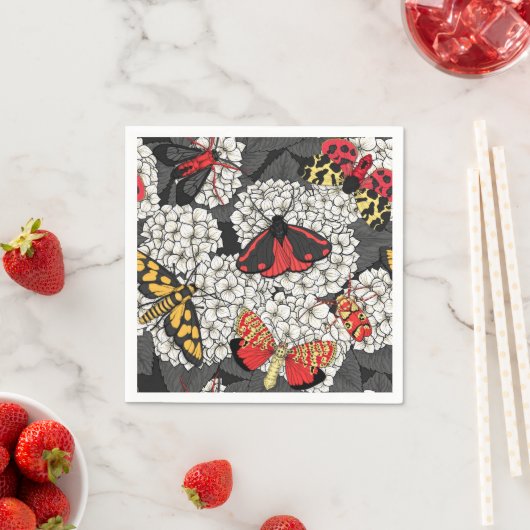 Motten auf weißem Hydrangea Serviette (Beispiel)