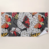 Motten auf weißem Hydrangea Strandtuch (Vorderseite)