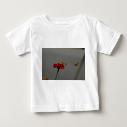 Motten und Rotes Zinnia Baby T-shirt (Vorderseite)