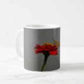 Motten und Rotes Zinnia Kaffeetasse (Vorderseite Links)