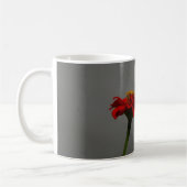Motten und Rotes Zinnia Kaffeetasse (Links)