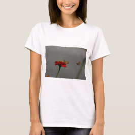 Motten und Rotes Zinnia T-Shirt