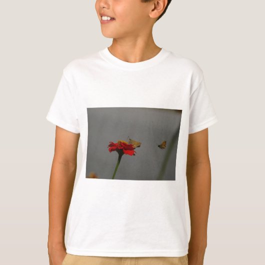 Motten und Rotes Zinnia T-Shirt (Vorderseite)