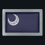 Moultrie Freiheits-Flaggen-Gürtelschnallen Rechteckige Gürtelschnalle<br><div class="desc">Der historisch genaue Moultrie Freiheits-Flaggenhalbmond. Früh in der Revolution, fingen Rebellenkräfte an, Sullivan-Insel vor der Küste von Charleston in Vorbereitung auf Problem mit der britischen Marine zu verstärken. In der warmen Juni-Luft von 1776, sah Kommandant Sergeant William Jasper die Flotte der Krone, die Flagge des gewordener Vogel Forts Moultrie abzuschießen...</div>