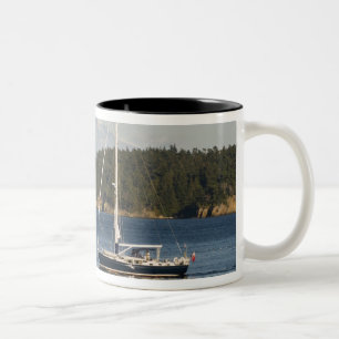 Mount Baker dominiert die Landschaft Zweifarbige Tasse