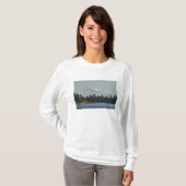 Mount Baker dominiert Landschaft T-Shirt (Vorne ganz)