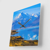 Mount Cook mit Blick auf den Pukaki-See, NZ Quadratische Wanduhr (Winkel)