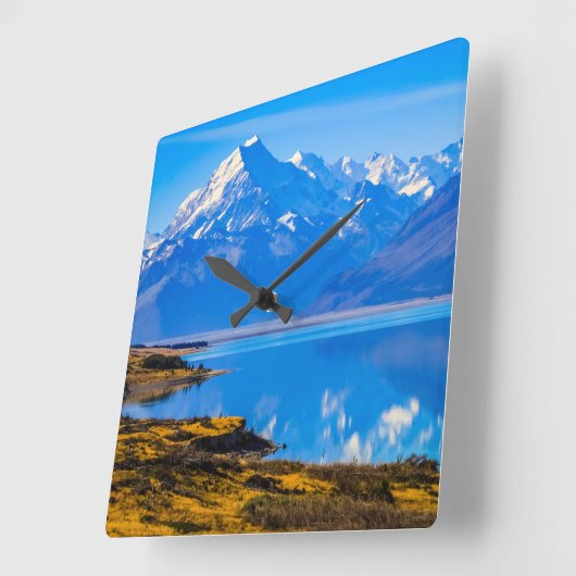 Mount Cook mit Blick auf den Pukaki-See, NZ Quadratische Wanduhr (Winkel)