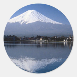 Mount Fuji und Reflexion im Kawaguchi-See, Japan Runder Aufkleber