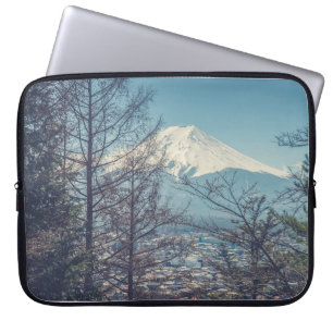 Mount Fuji view von Red pagoda in japan (Vintag Laptopschutzhülle