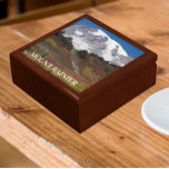 Mount Rainier Herbstfarbenlandschaft Erinnerungskiste<br><div class="desc">In dieser hölzernen Geschenkboxen mit Keramik-Fliesen,  die ein landschaftliches Foto mit einem herrlichen Blick auf den Berg Rainier während der bunten Herbstsaison im Mount Rainier National Park,  Washington,  bietet,  werden Schmuckstücke,  Schmuck und andere kleine Pfannkuchen aufbewahrt. Wählen Sie Ihre Geschenkboxen und Farbe.</div>