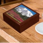 Mount Rainier Herbstlandschaft Geschenkbox<br><div class="desc">In dieser hölzernen Geschenkboxen mit Keramik-Fliesen,  die ein landschaftliches Foto mit einer herrlichen Aussicht auf den Rainier bietet,  der im Nationalpark in Herbstfarben gebadet wird,  finden Sie Schmuckstücke,  Schmuck und andere kleine Schmuckstücke. Wählen Sie Ihre Geschenkboxen und Farbe.</div>