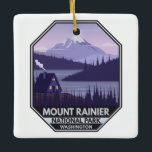 Mount Rainier Nationalpark Washington Cabin Retro Keramikornament<br><div class="desc">Mount Rainier Vektorgrafik Design. Der Park ist von Tälern,  Wasserfällen und subalpinen Wiesen umgeben.</div>