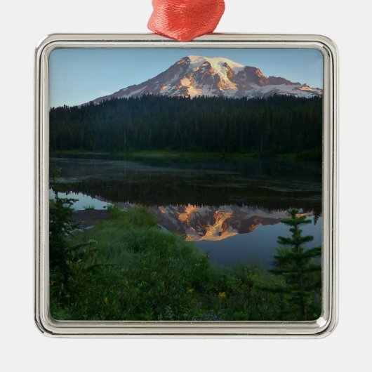 Mount Rainier reflektiert Sonnenaufgang II Ornament Aus Metall (Vorne)