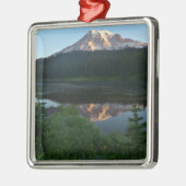 Mount Rainier reflektiert Sonnenaufgang II Ornament Aus Metall (Links)