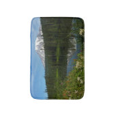 Mount Rainier Seereflektion mit Wildblumen Badematte (Vorderseite Vertikal)
