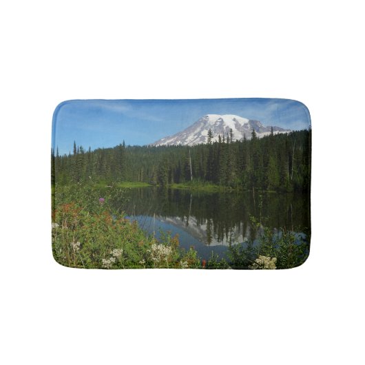 Mount Rainier Seereflektion mit Wildblumen Badematte (Vorderseite)
