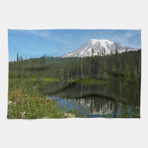 Mount Rainier Seereflektion mit Wildblumen Geschirrtuch