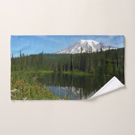 Mount Rainier Seereflektion mit Wildblumen Handtuch (Handtuch)