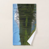 Mount Rainier Seereflektion mit Wildblumen Handtuch (Handtuch)