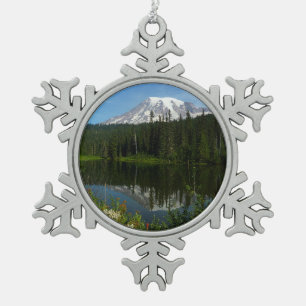 Mount Rainier Seereflektion mit Wildblumen Schneeflocken Zinn-Ornament