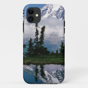 Mount Rainier spiegelt sich in einem Bergsee iPhone 11 Hülle