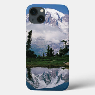 Mount Rainier spiegelt sich in einem Bergsee iPhone 13 Hülle
