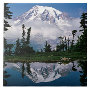Mount Rainier spiegelt sich in einem Bergsee Fliese