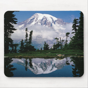 Mount Rainier spiegelt sich in einem Bergsee Mousepad