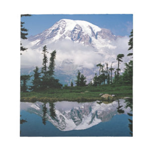 Mount Rainier spiegelt sich in einem Bergsee Notizblock