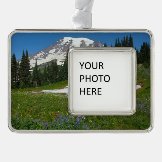 Mount Rainier, Wildblumen und Schnee Rahmen-Ornament Silber (Vorderseite)