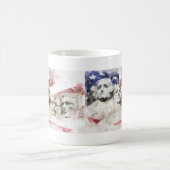 Mount Rushmore mit amerikanischer Flagge schwänzt Kaffeetasse (Mittel)